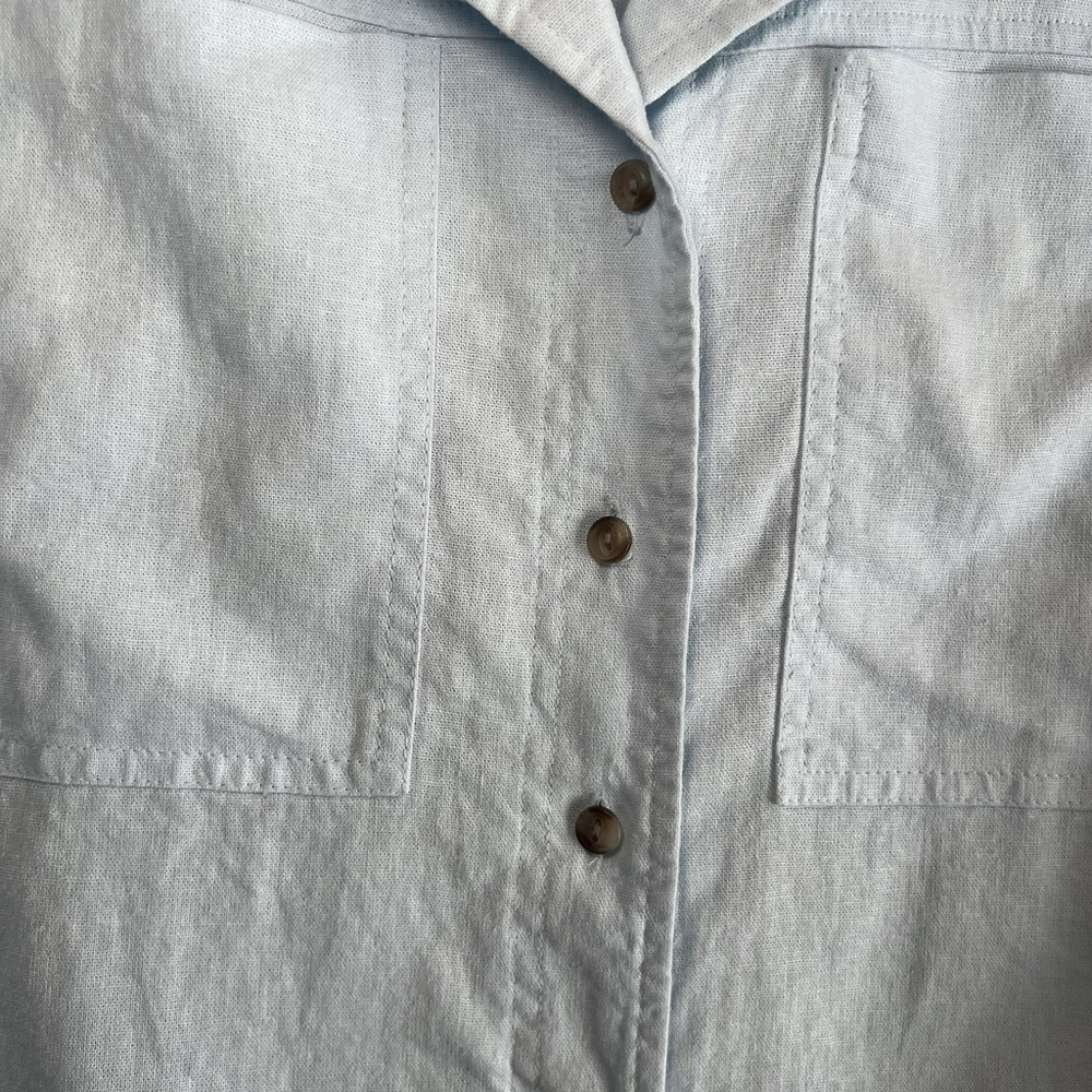 Universal Thread Women's Top Size Large Light Blue Cropped Box Button Up Pockets - Picture 3 of 10